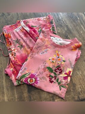 JOHNNY WAS Pink Silk Floral Print Pajamas! Long Pants. Short Sleeve! Great!